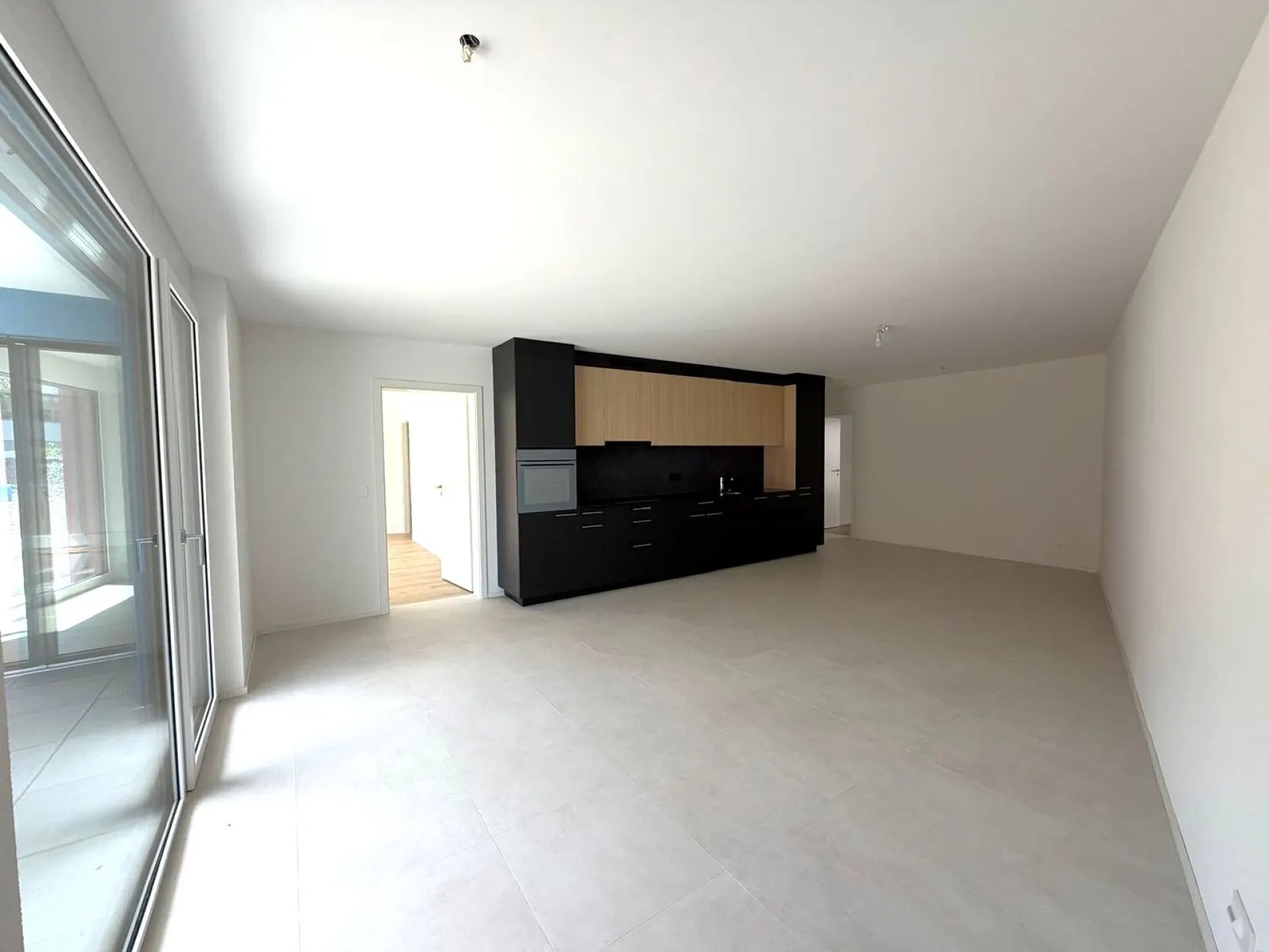Modern Ground-Floor Apartment - Photo 2 of 13