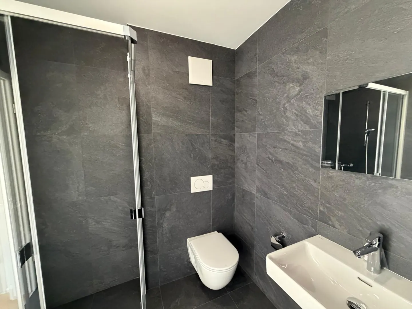 Modern Ground-Floor Apartment - Photo 8 of 13