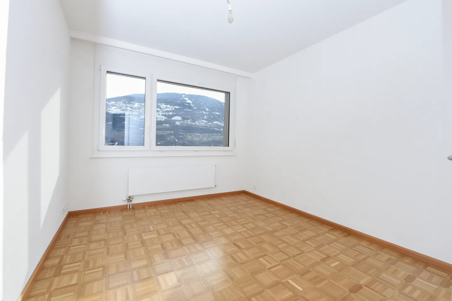 SION, 5 locali a 450 m. città vecchia
Vista libera e calma assoluta - Foto 12 di 19