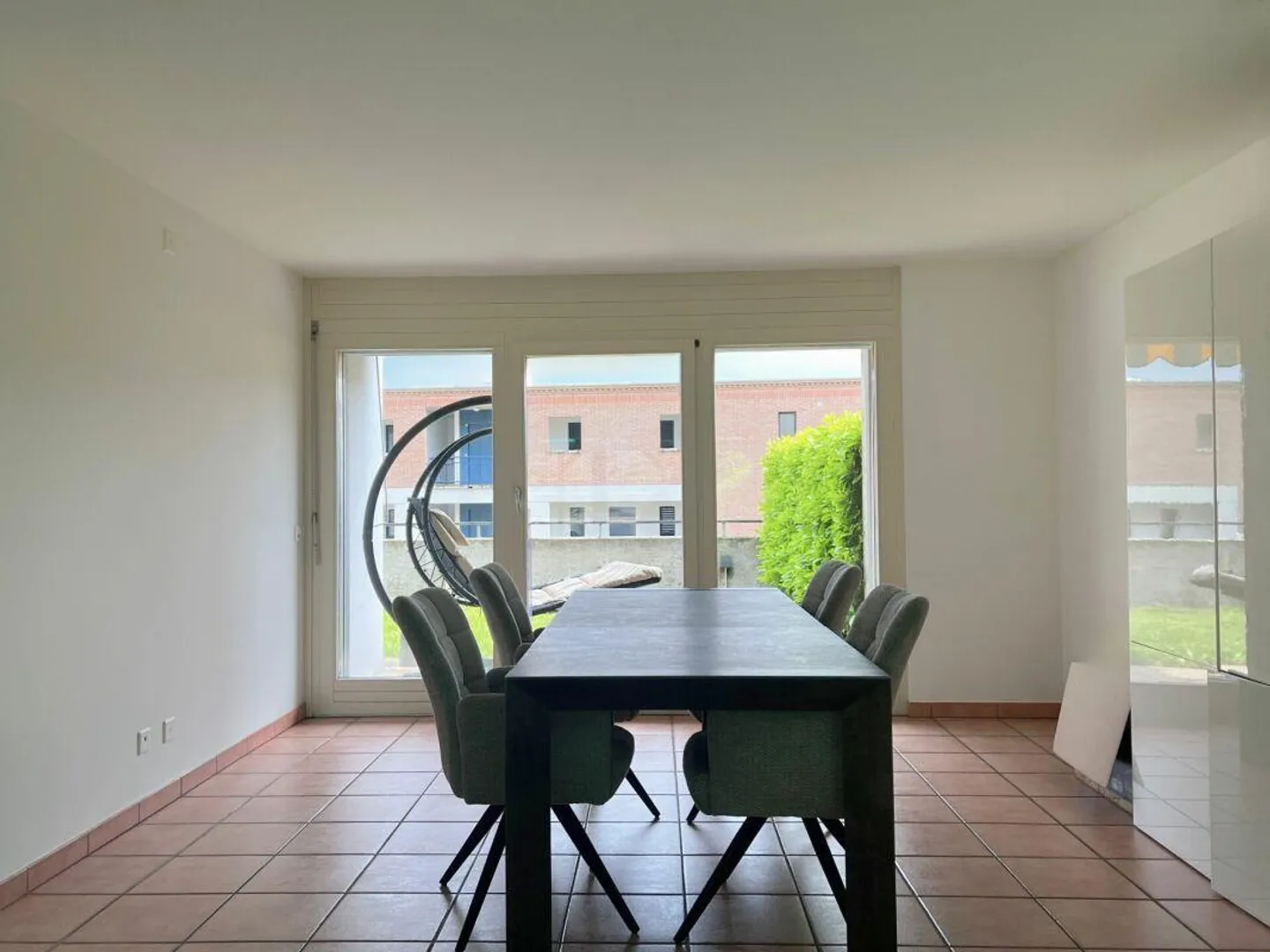Casa unifamiliare moderna con terrazza e giardino privato - Foto 3 di 12