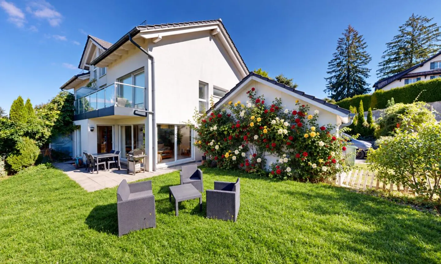 Epalinges: Semi-detached house with large garden in a quiet neighborhood. - Photo 1 of 11