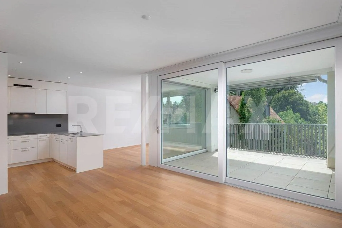 Helle 4.5-Zimmer-Wohnung mit Balkon und Lift  – modern und komplett... - Photo 2 sur 13
