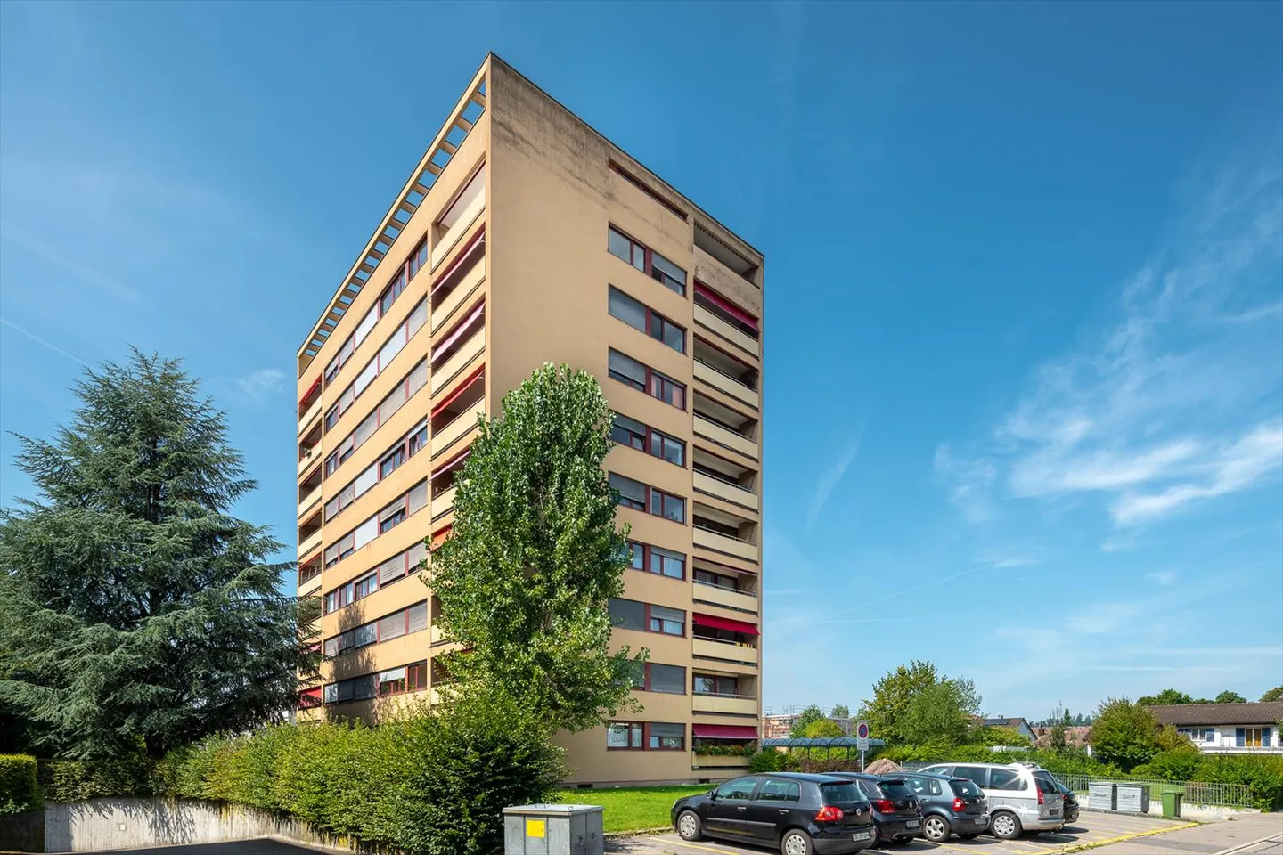 Einstellplätze an der Schulstrasse 9 zu vermieten - Foto 1 von 2