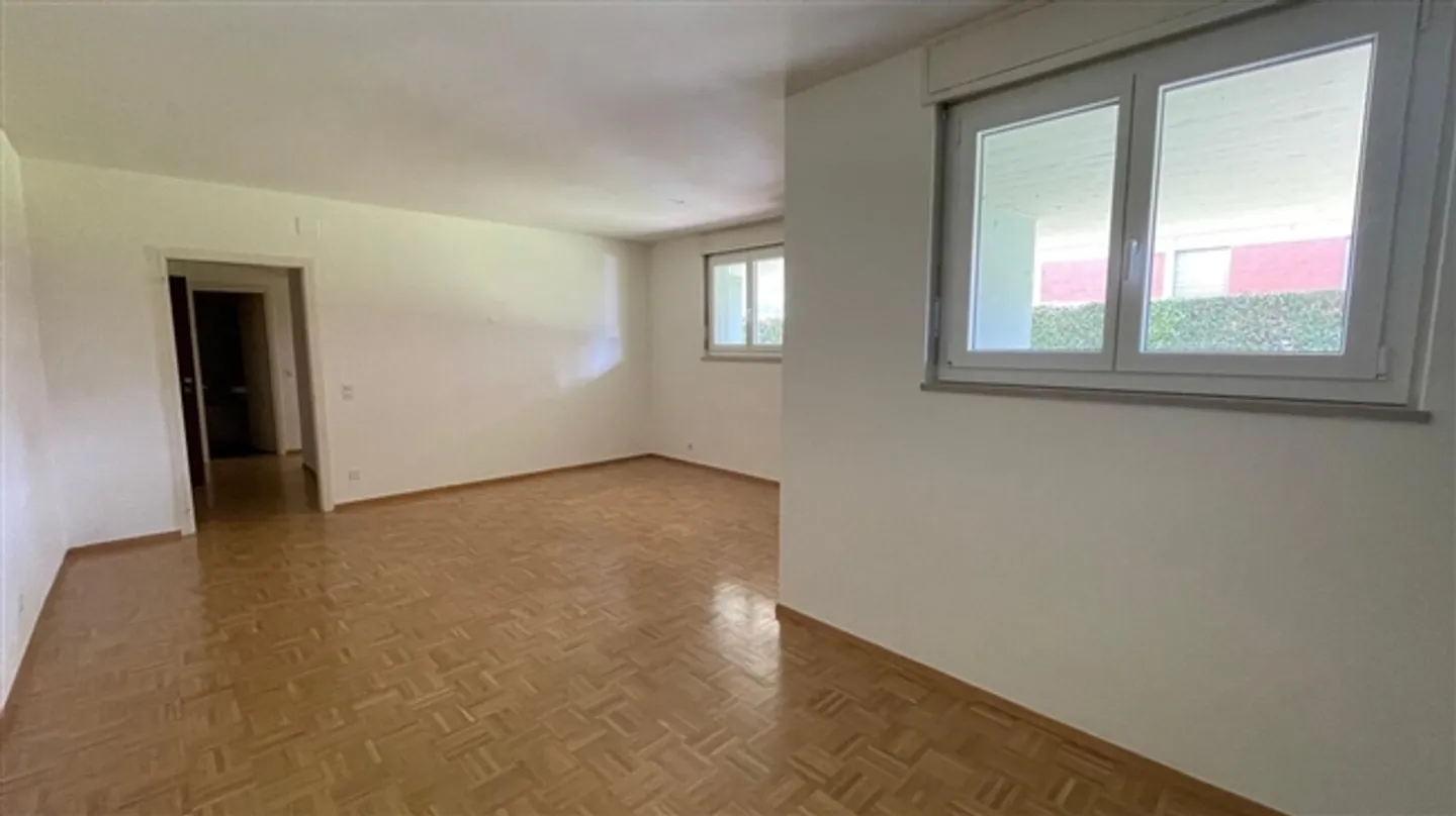 BRIGHT 3-ROOM APARTMENT ON THE GROUND FLOOR - Photo 3 of 6