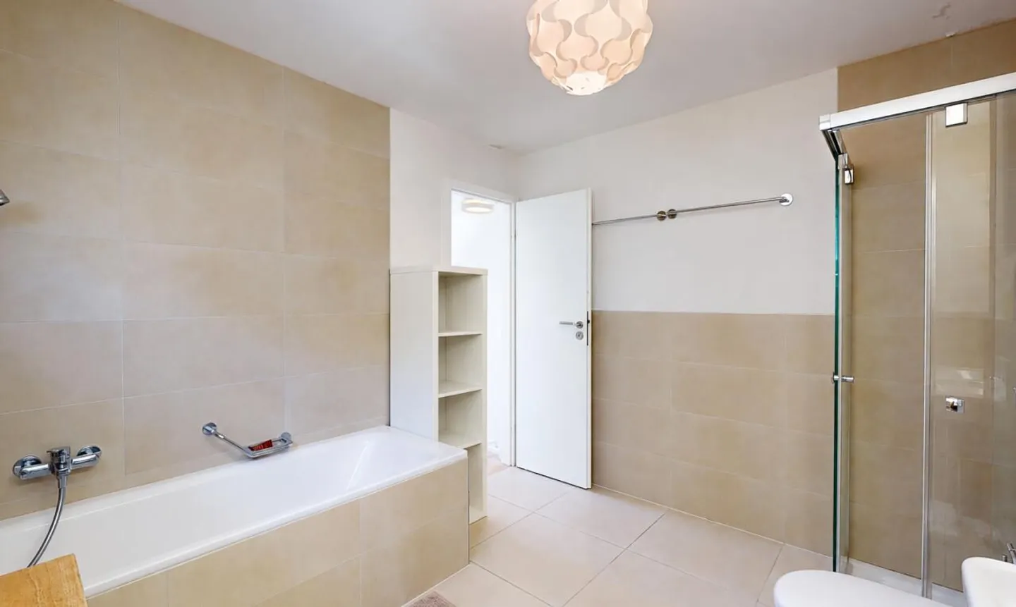 Epalinges: Semi-detached house with large garden in a quiet neighborhood. - Photo 8 of 11