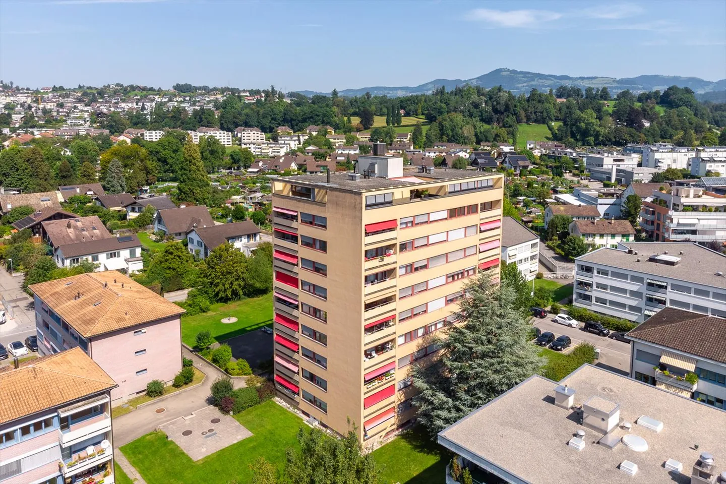 Einstellplätze an der Schulstrasse 9 zu vermieten - Foto 2 von 2