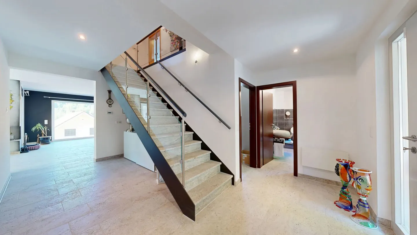Maison individuelle moderne de 6,5 pièces avec ascenseur et double garage - Photo 2 sur 27
