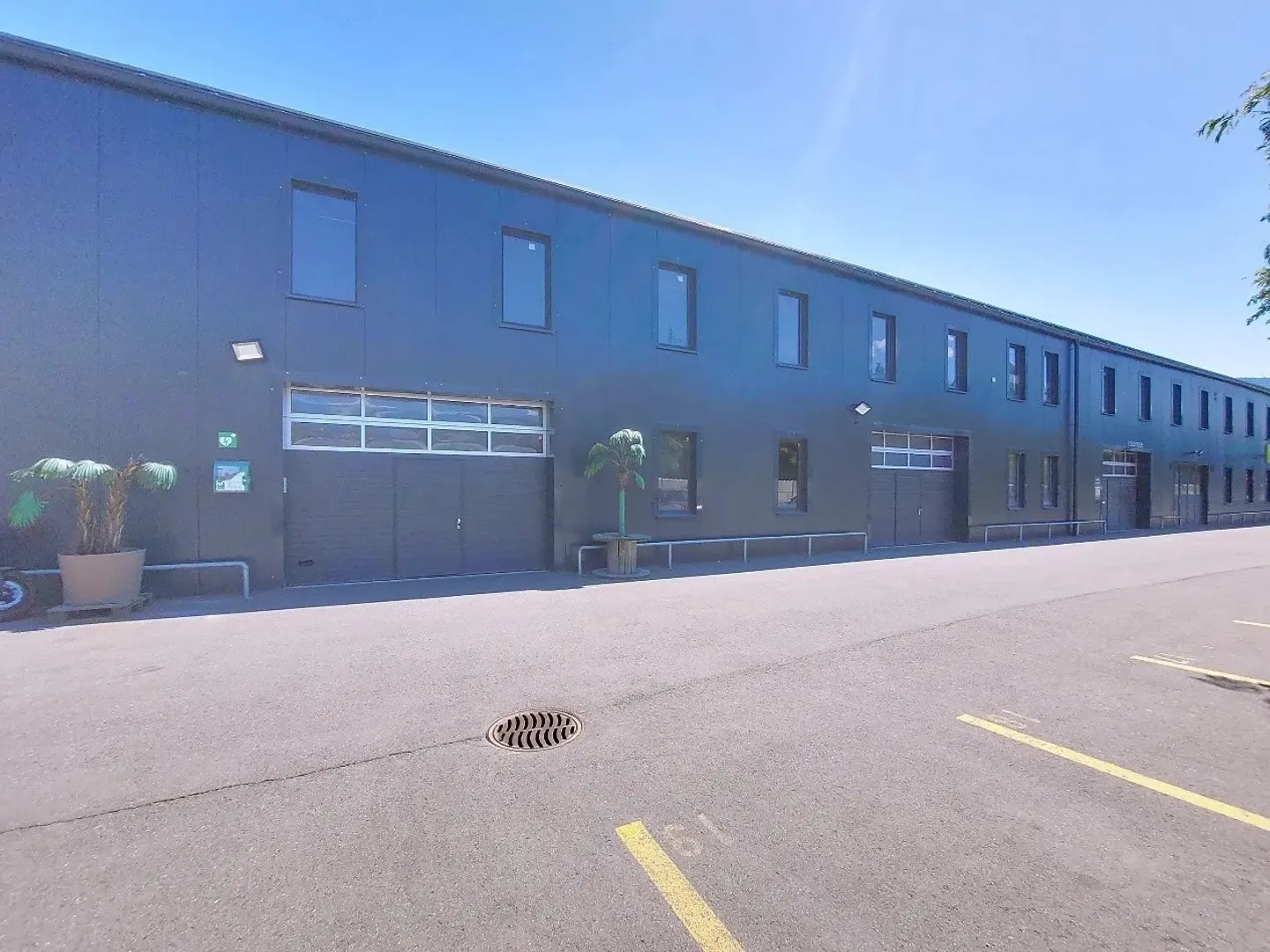 Sion, several commercial spaces with freight elevator for rent - Photo 3 of 8