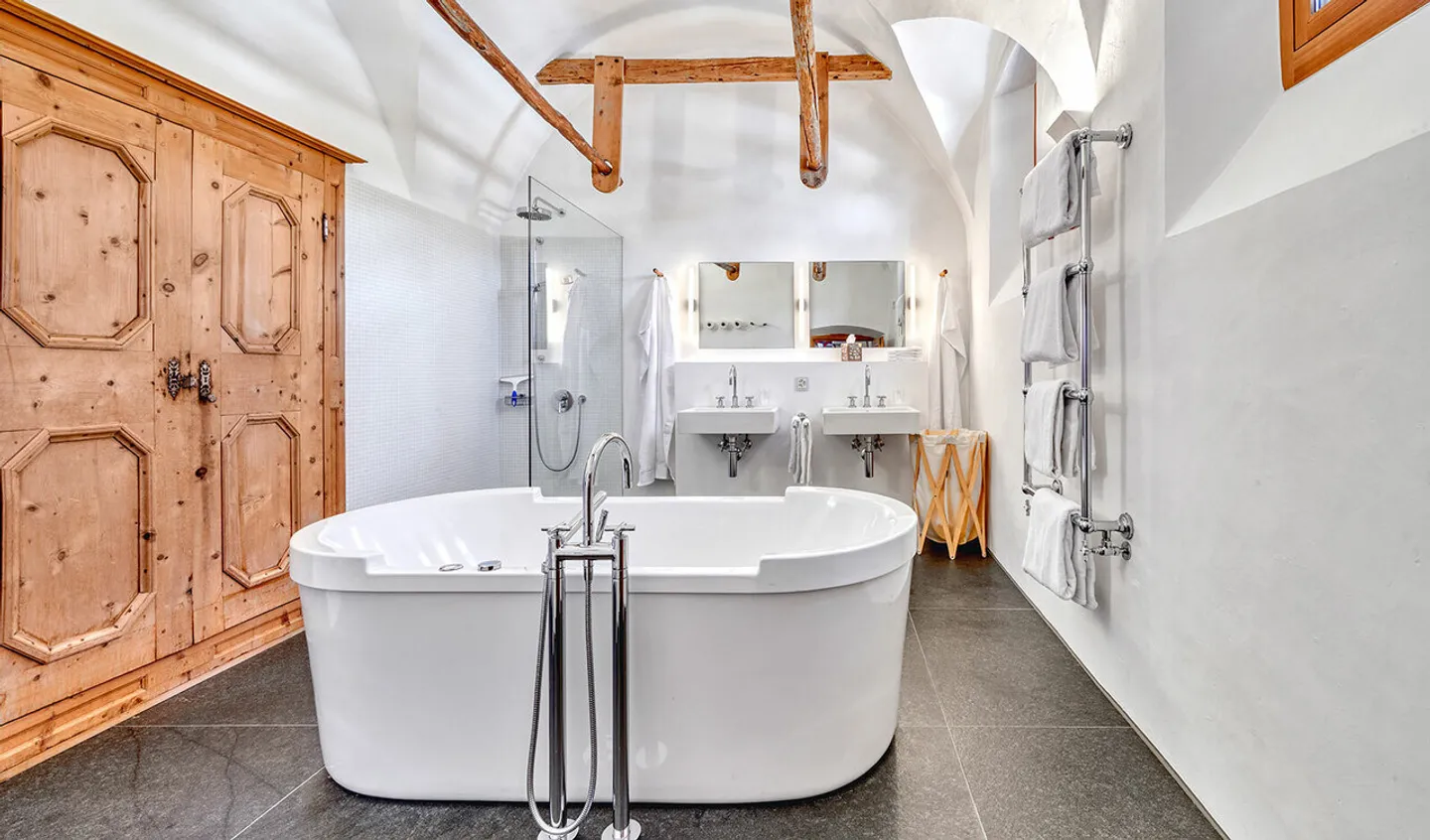 Alpine Grandeur – luxuriously restored Engadin house - Photo 5 of 8