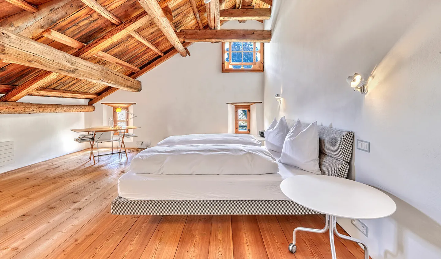 Alpine Grandeur – luxuriously restored Engadin house - Photo 4 of 8