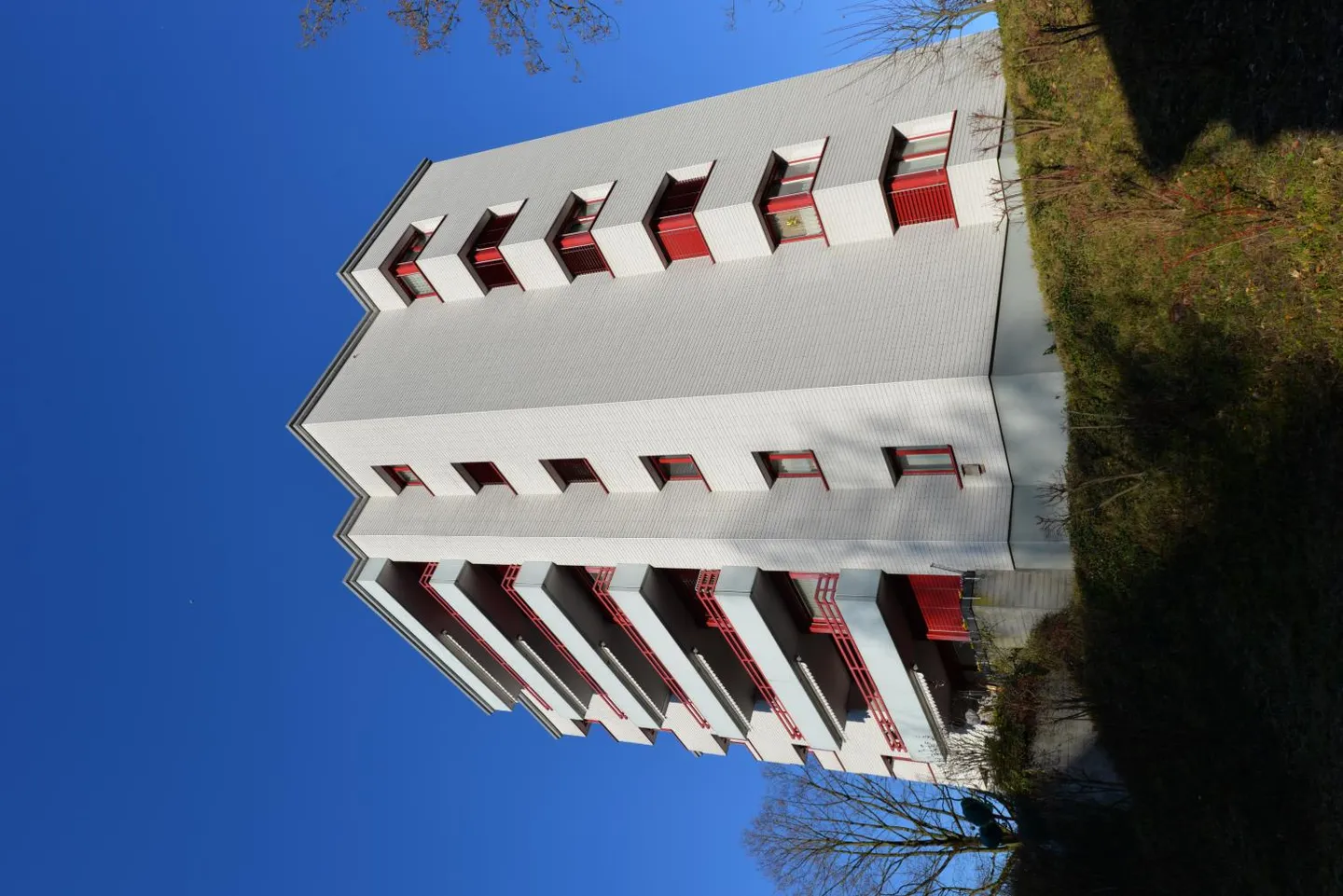 Vous cherchez une place de parking pour votre voiture ? - Photo 1 sur 2