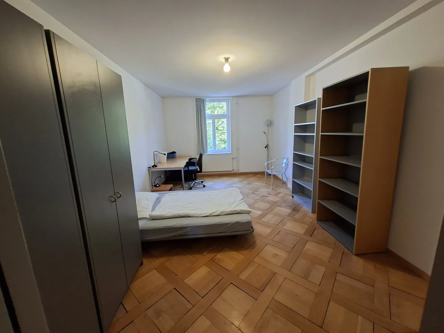 Camera condivisa arredata e luminosa - centrale, moderna e tutto incluso, 3° piano camera n. 4 - Foto 1 di 6