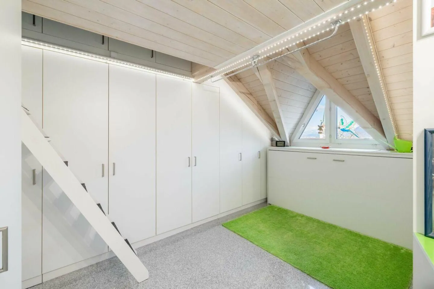 Charming 3.5-room attic apartment with fireplace and stylish finish - Photo 7 of 24