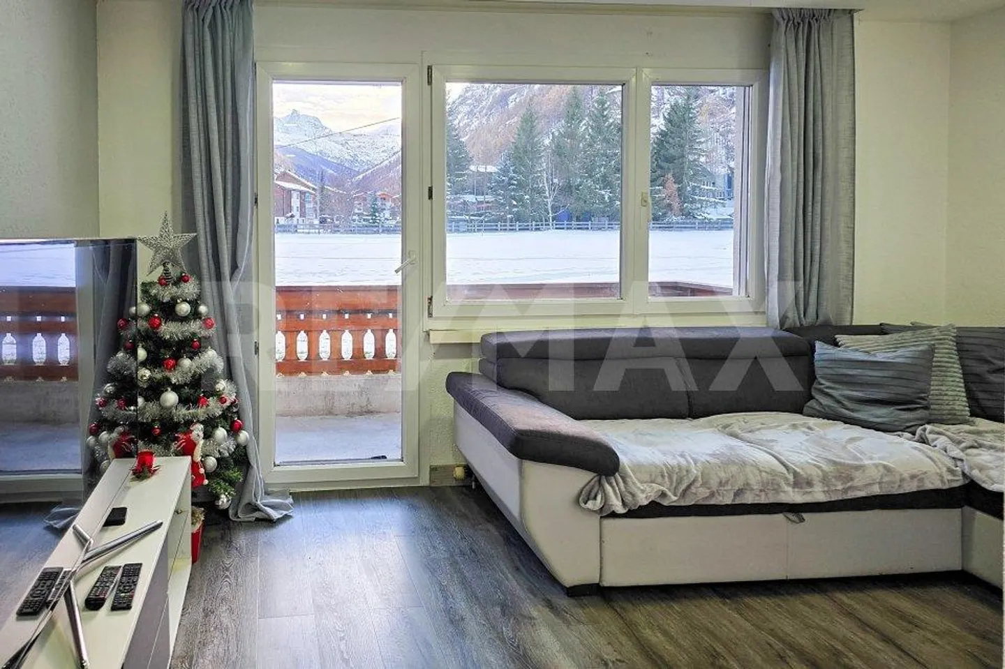 Sunny 3.5-room apartment with balcony, mountain view and underground parking space - Photo 1 of 13