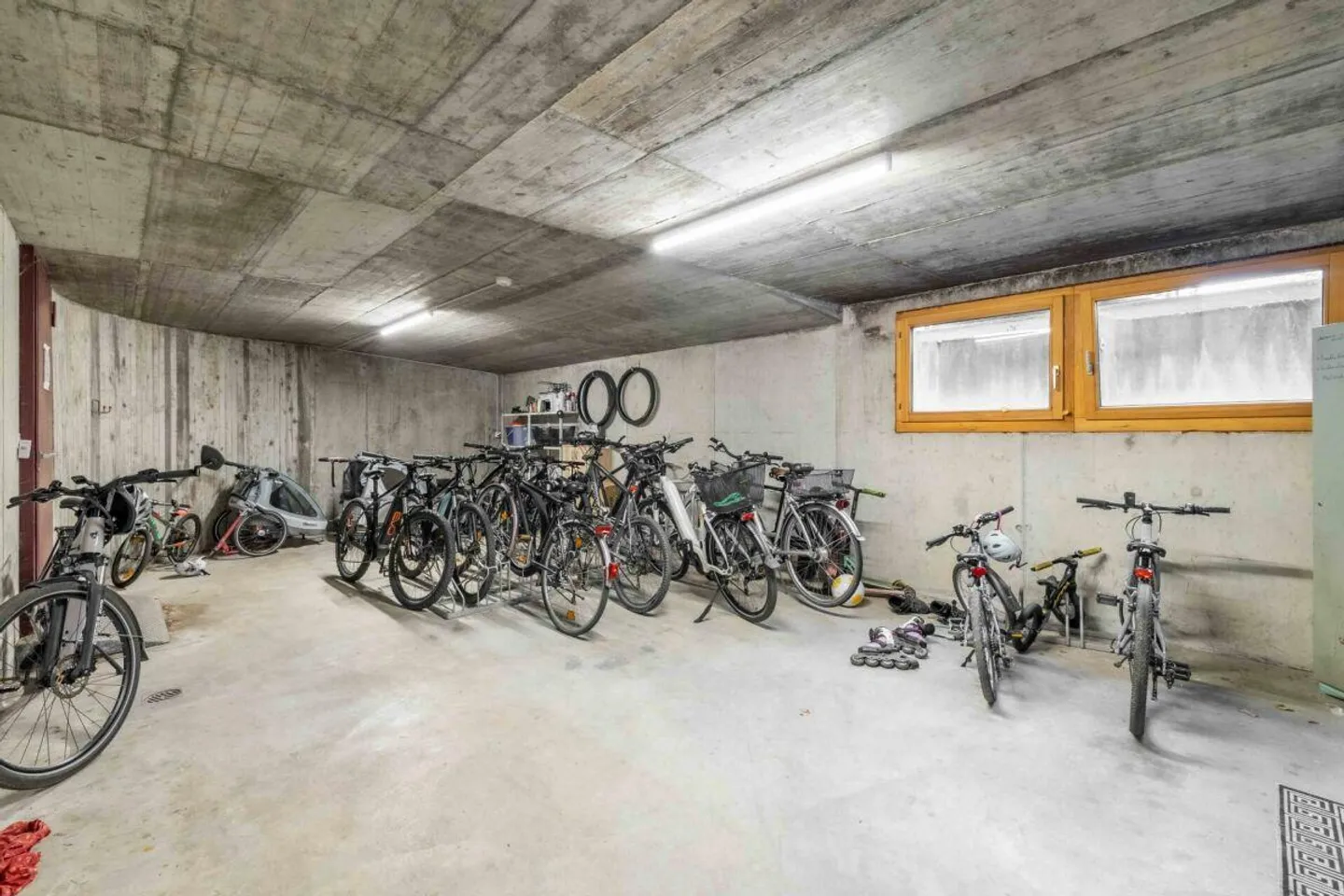 Charming 3.5-room attic apartment with fireplace and stylish finish - Photo 20 of 24