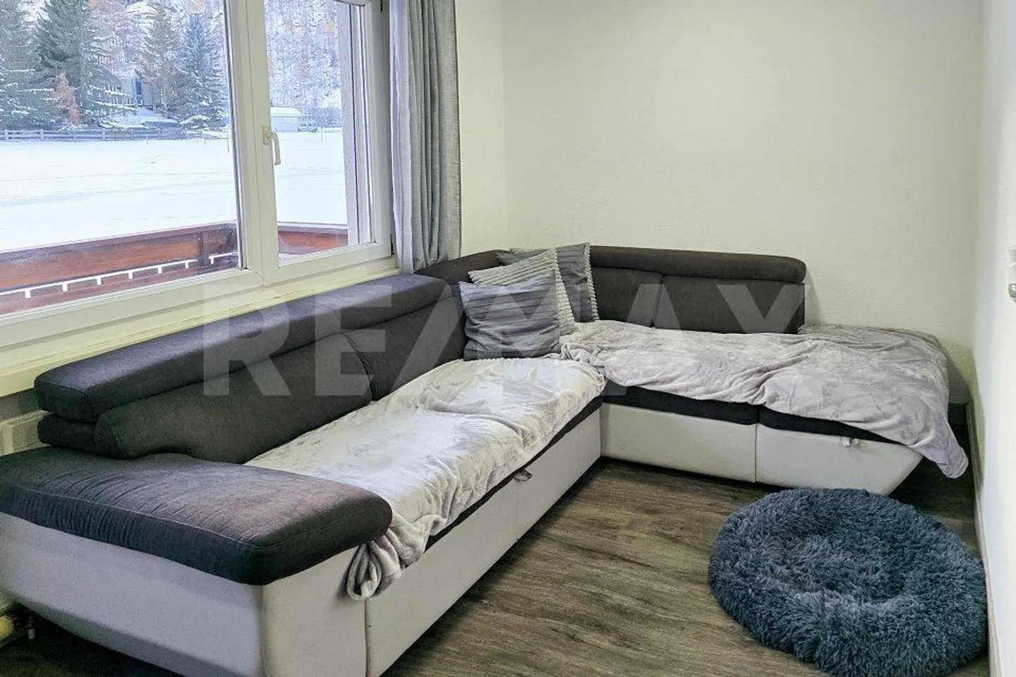 Sunny 3.5-room apartment with balcony, mountain view and underground parking space - Photo 2 of 13