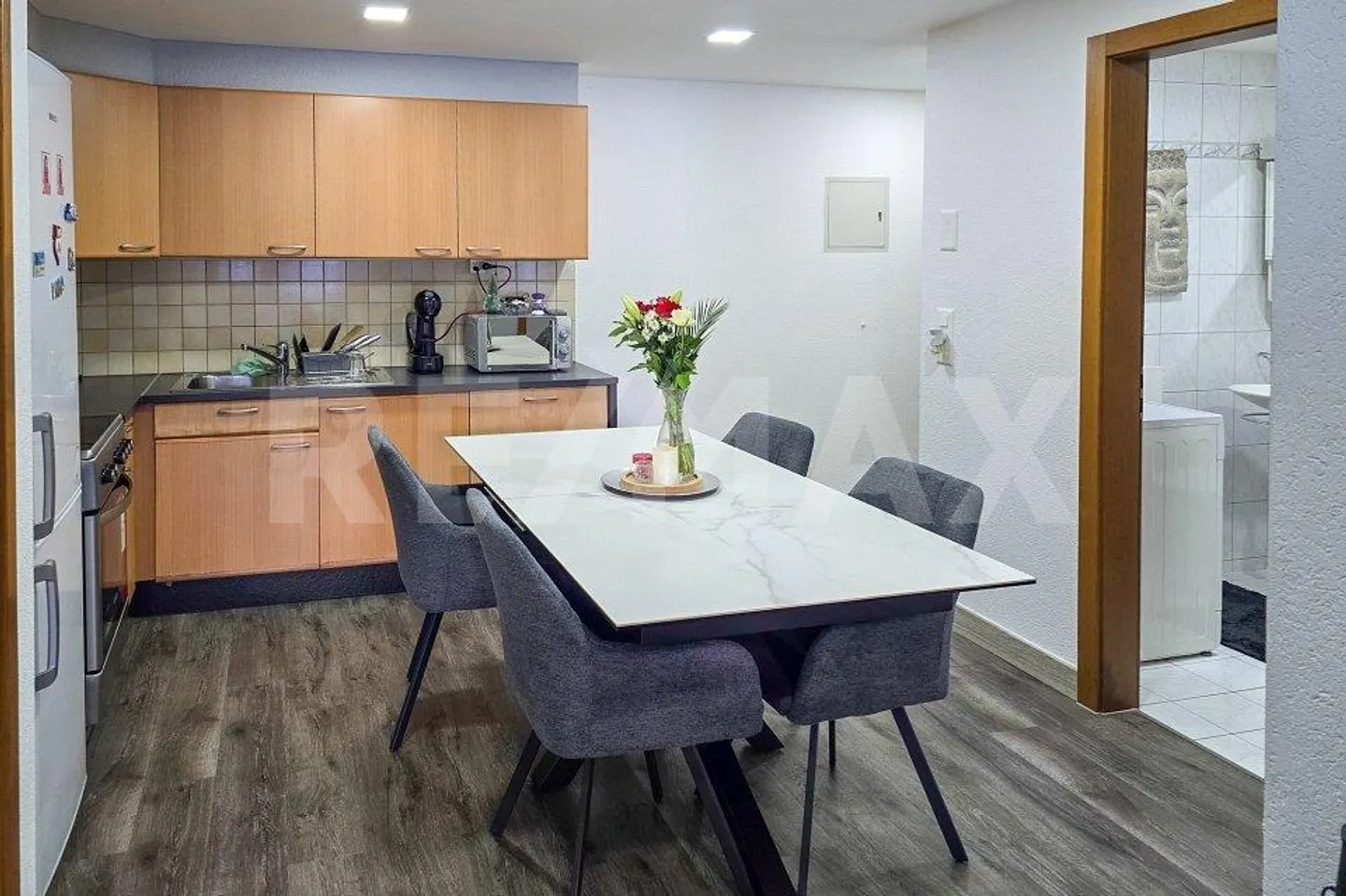 Sunny 3.5-room apartment with balcony, mountain view and underground parking space - Photo 3 of 13
