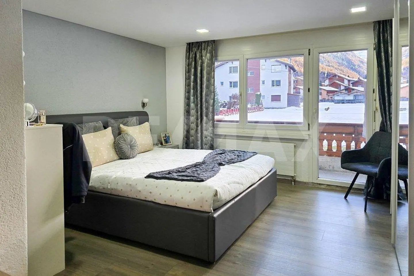 Sunny 3.5-room apartment with balcony, mountain view and underground parking space - Photo 7 of 13