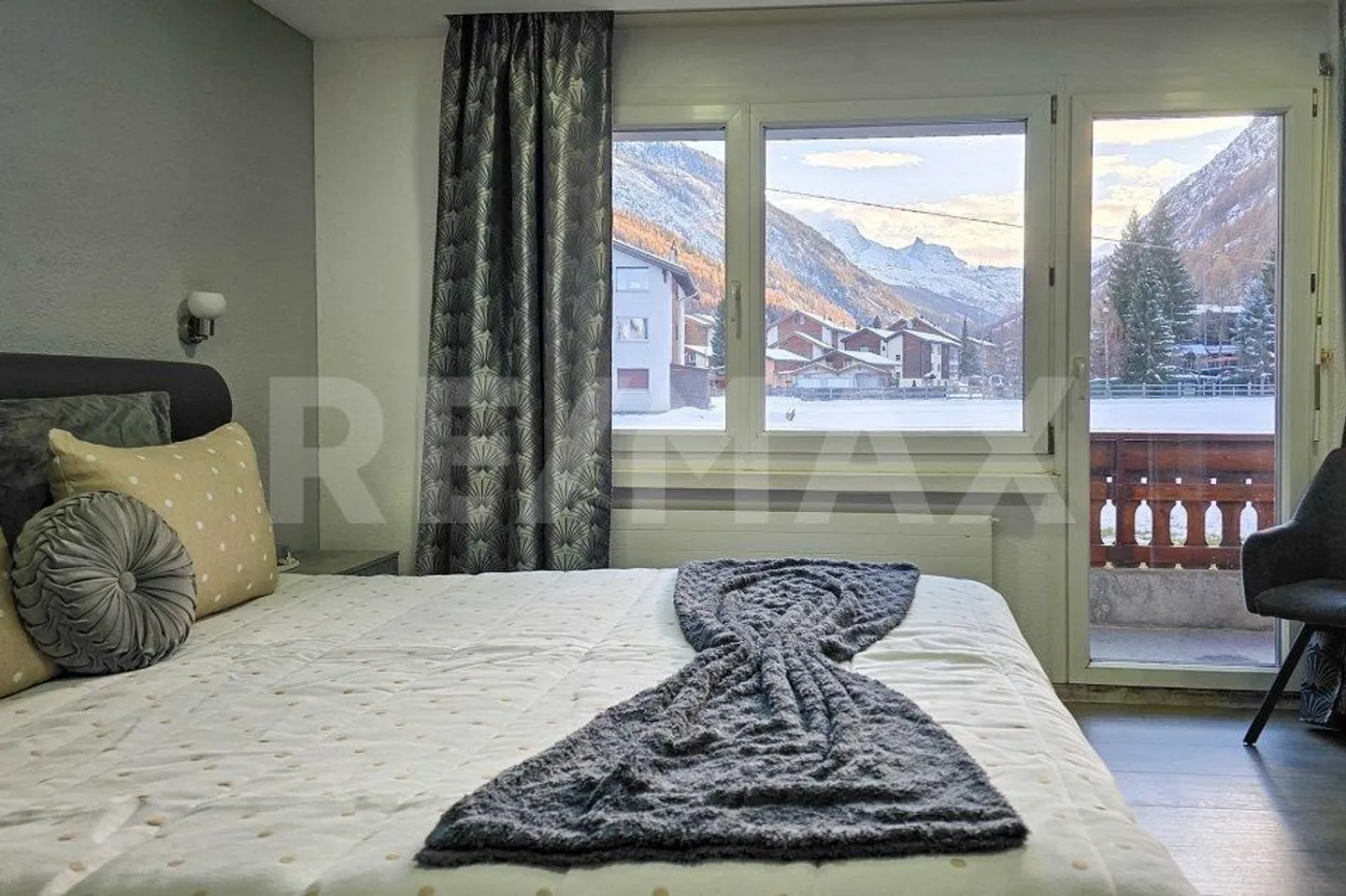 Sunny 3.5-room apartment with balcony, mountain view and underground parking space - Photo 8 of 13