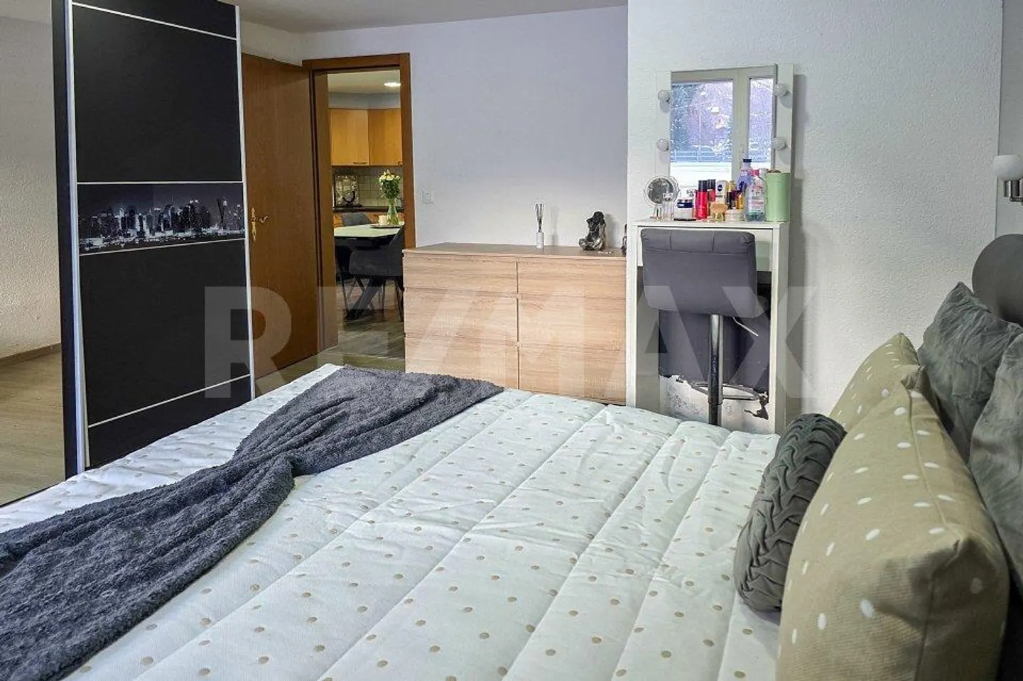 Sunny 3.5-room apartment with balcony, mountain view and underground parking space - Photo 9 of 13