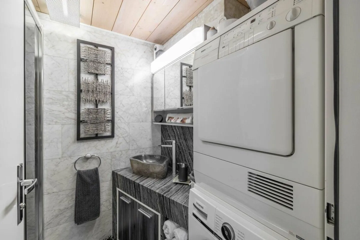 Charming 3.5-room attic apartment with fireplace and stylish finish - Photo 11 of 24