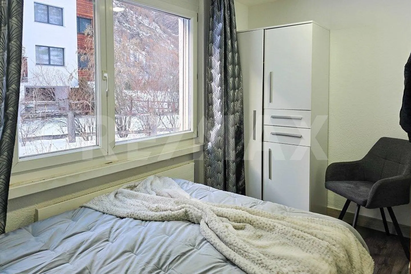 Sunny 3.5-room apartment with balcony, mountain view and underground parking space - Photo 11 of 13