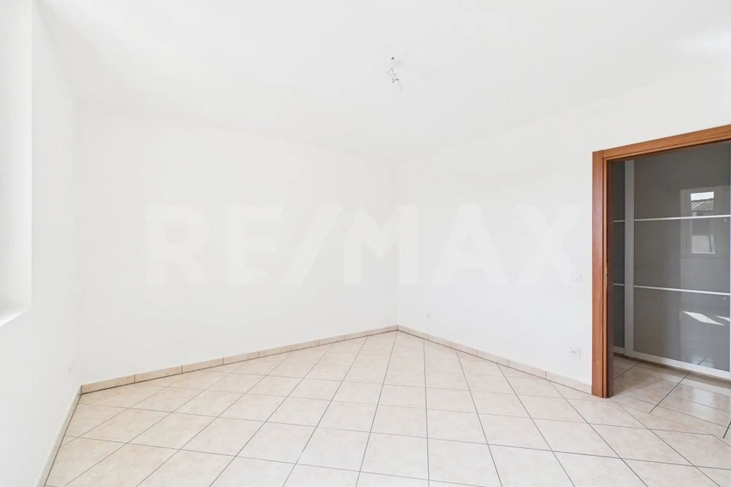 Renovated 4 ½ Room Apartment in Genestrerio - Photo 9 of 13