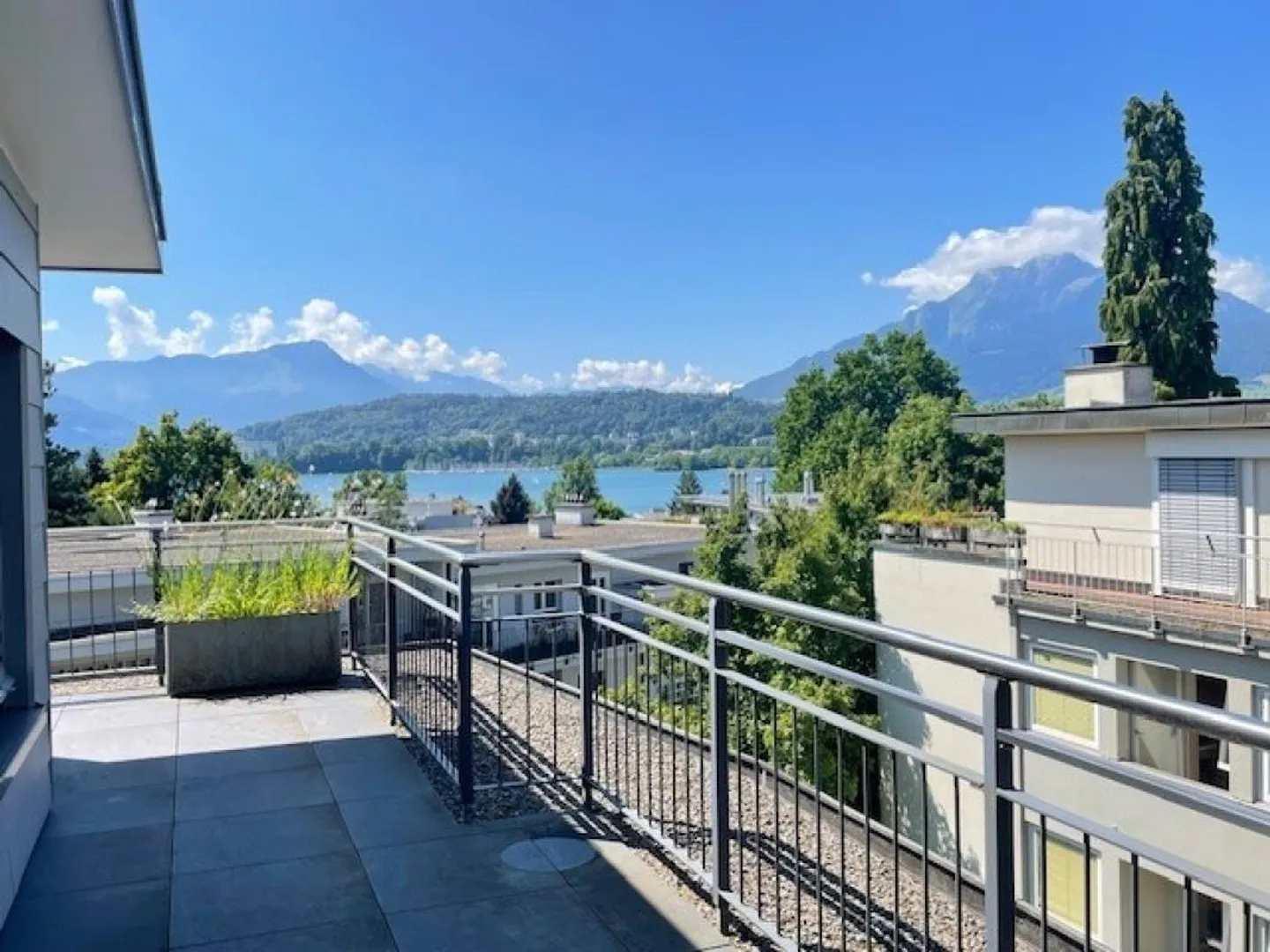 Appartement en attique avec vue fantastique sur le lac et les montagnes - Photo 1 sur 13