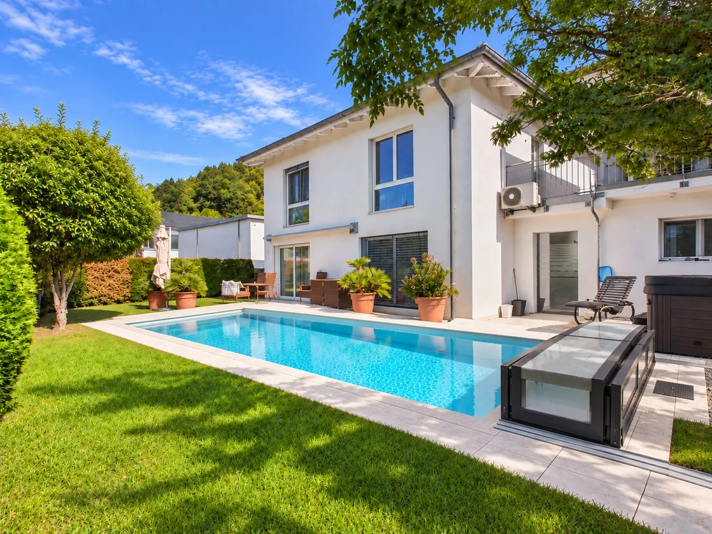 Single-family house with heated pool and wellness oasis - Photo 1 of 13