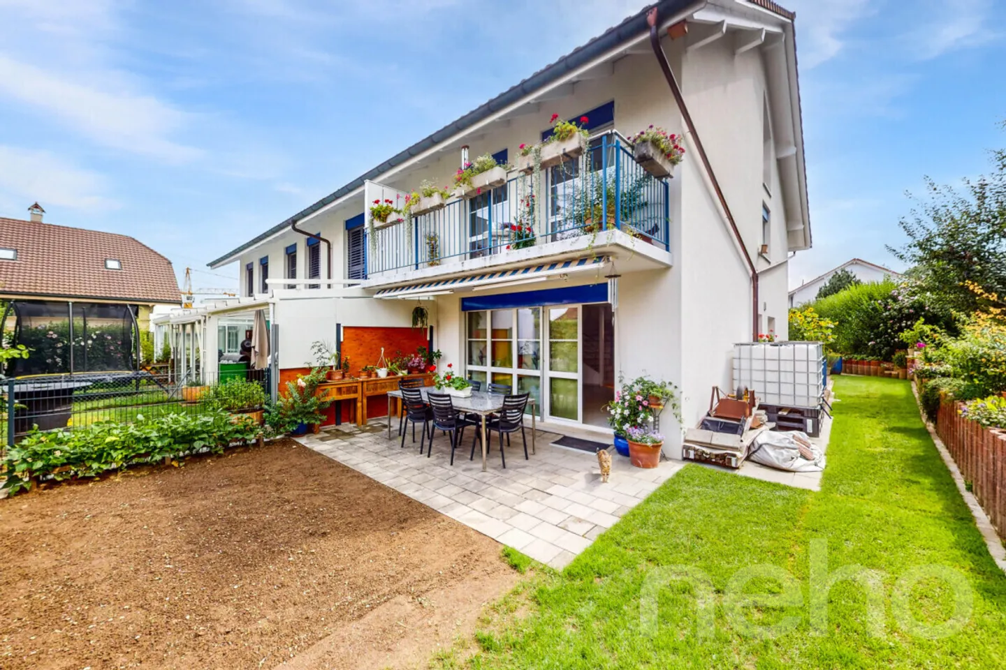 Maison de fin de rangée familiale avec grand jardin - Photo 1 sur 12