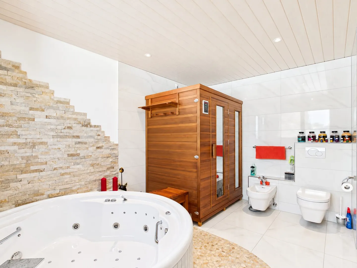 Single-family house with heated pool and wellness oasis - Photo 9 of 13