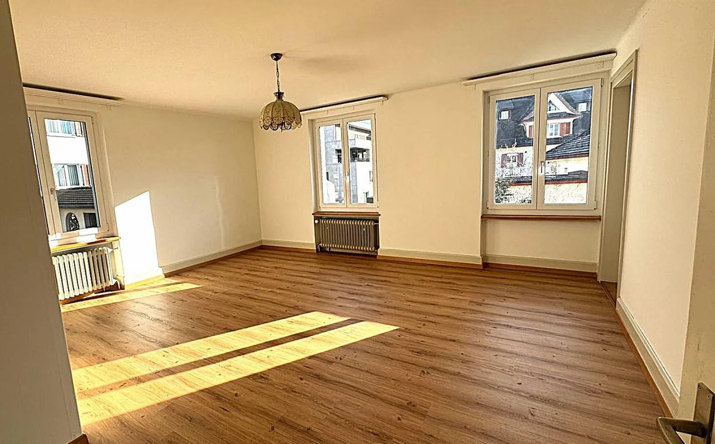 Spacious 5 1/2-room old apartment in the heart of Schwyz - Photo 3 of 9