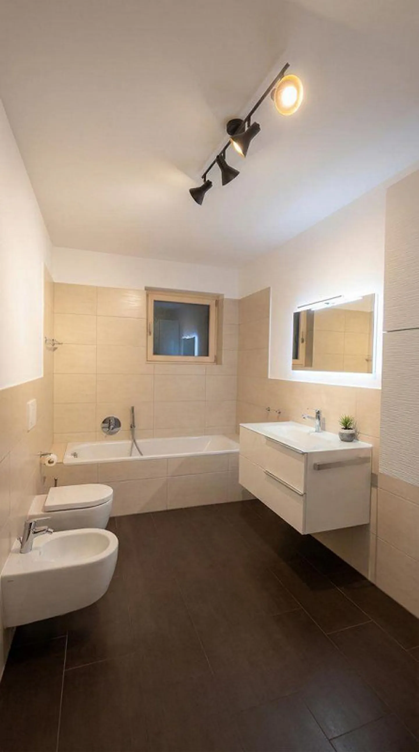 3½-Zimmer-Wohnung mit Garten, freiem Blick und 2 Parkplätzen. Rent to buy möglich - Foto 4 von 7