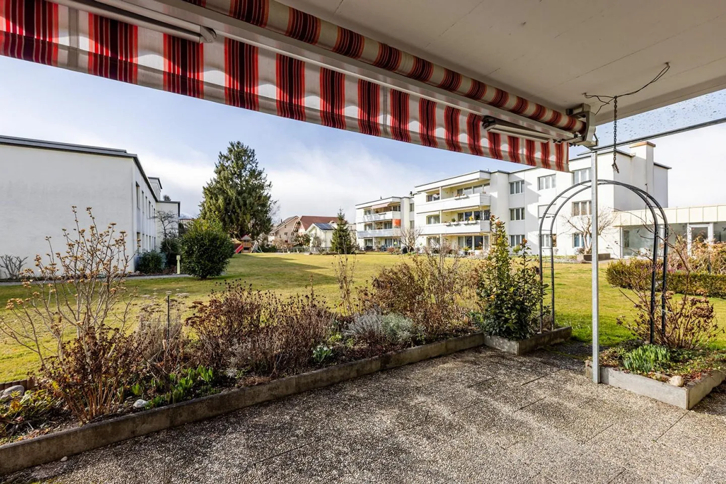 Appartement de jardin 4,5 pièces, rez-de-chaussée - Photo 1 sur 13