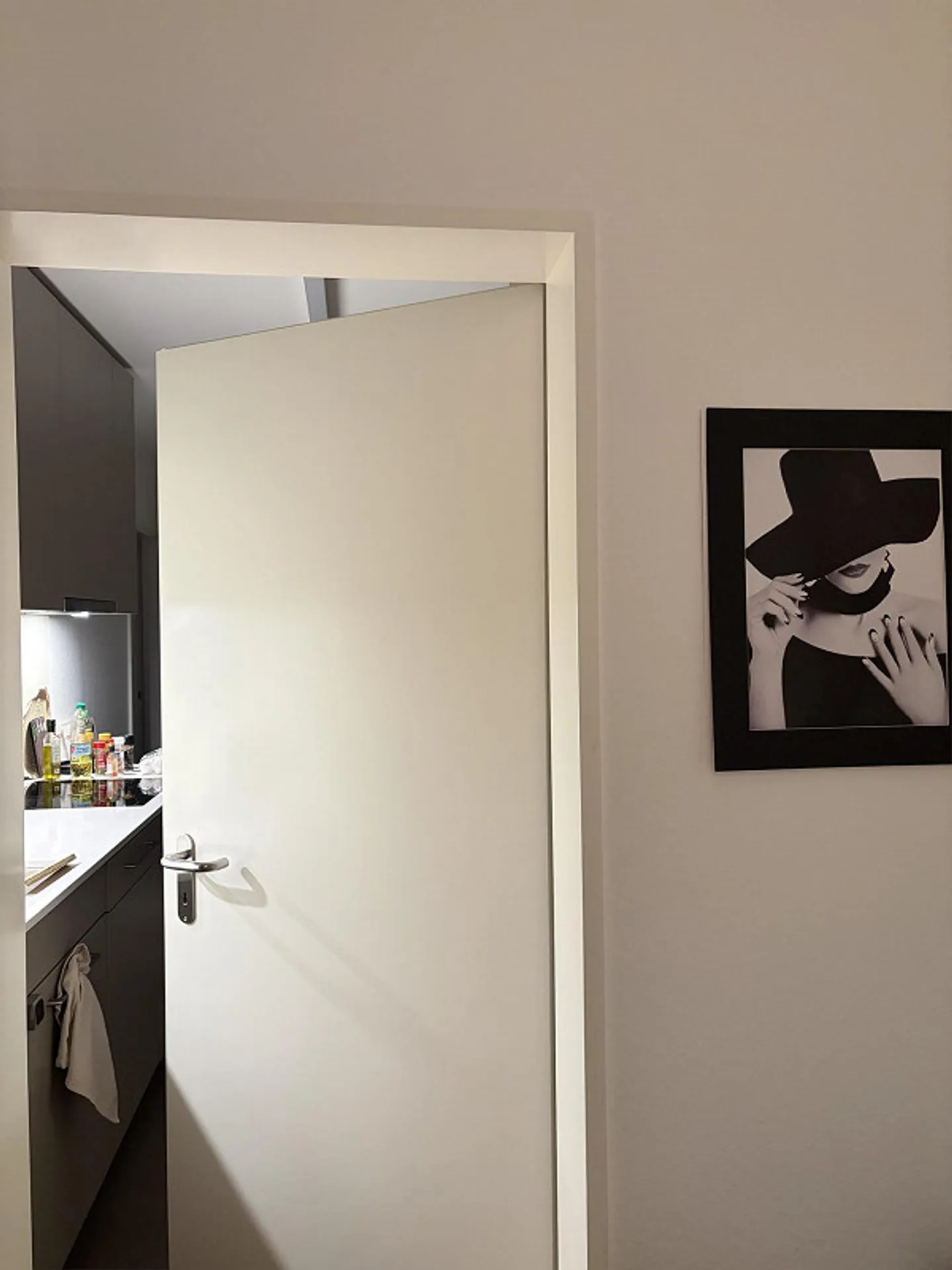 Modern 2.5-room apartment with two balconies - Photo 2 of 19