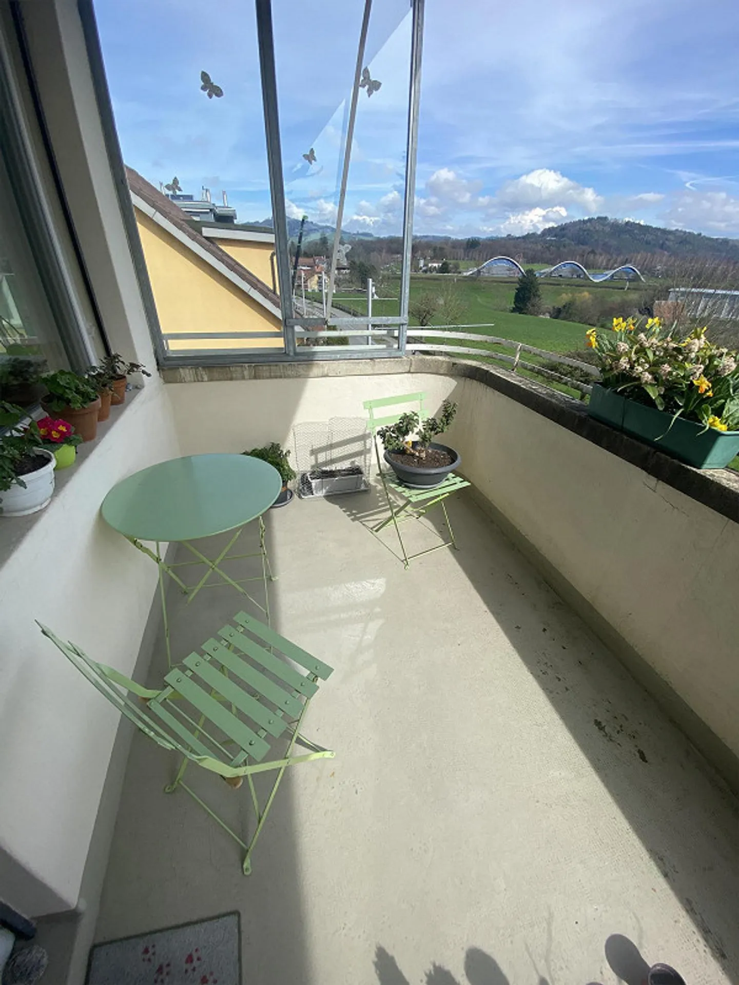 Charming, newly renovated 2-room apartment with 2 balconies and a view - Photo 25 of 27