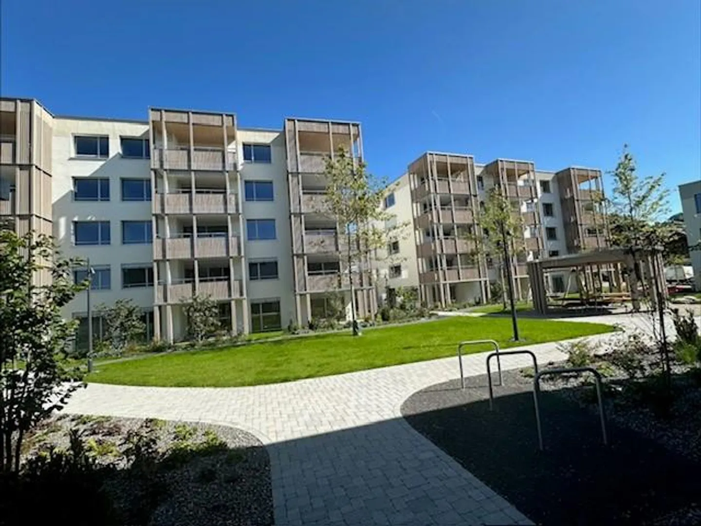 Dans un emplacement rural avec d'excellentes connexions de transport - Photo 2 sur 5