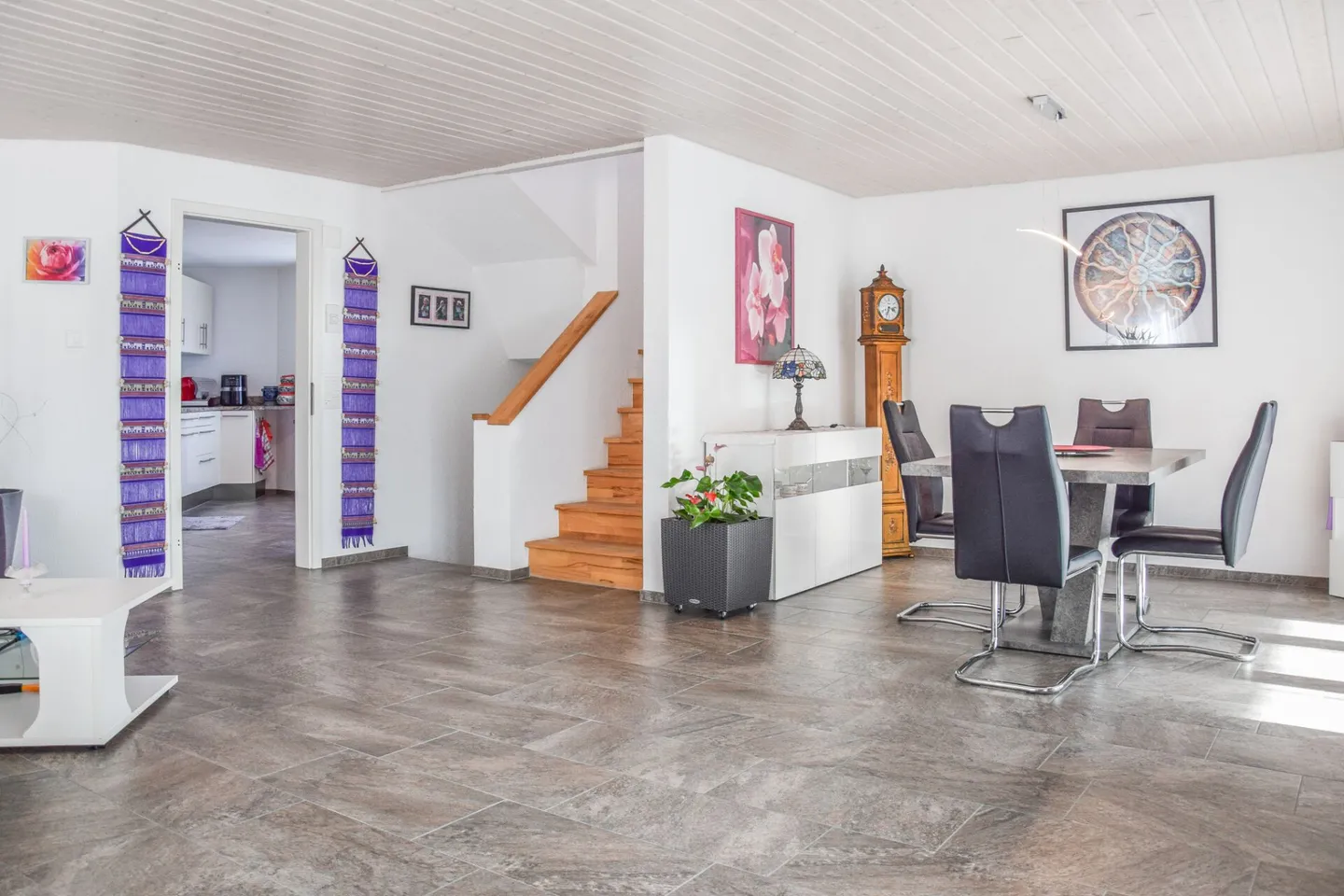 Casa bifamiliare di 5,5 stanze in una posizione adatta alle famiglie a Zuben - Foto 3 di 18