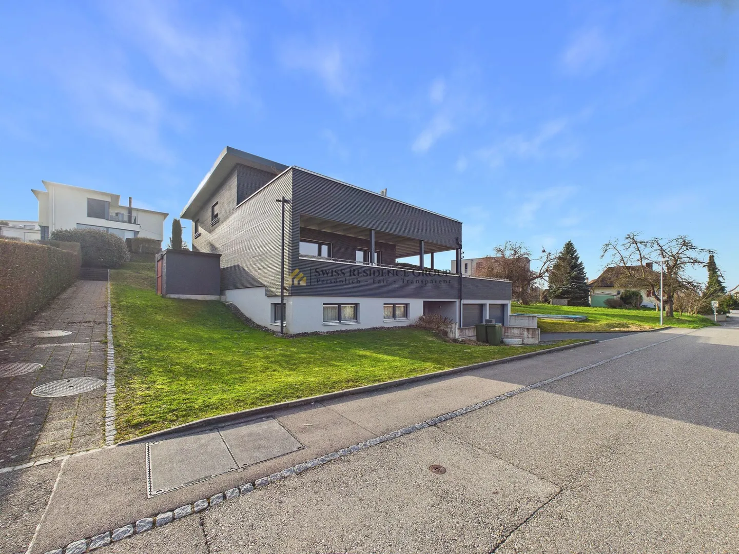 Modernes Generationenhaus mit Terrassen, Garten und Weitsicht in Bellmund - Foto 1 di 7