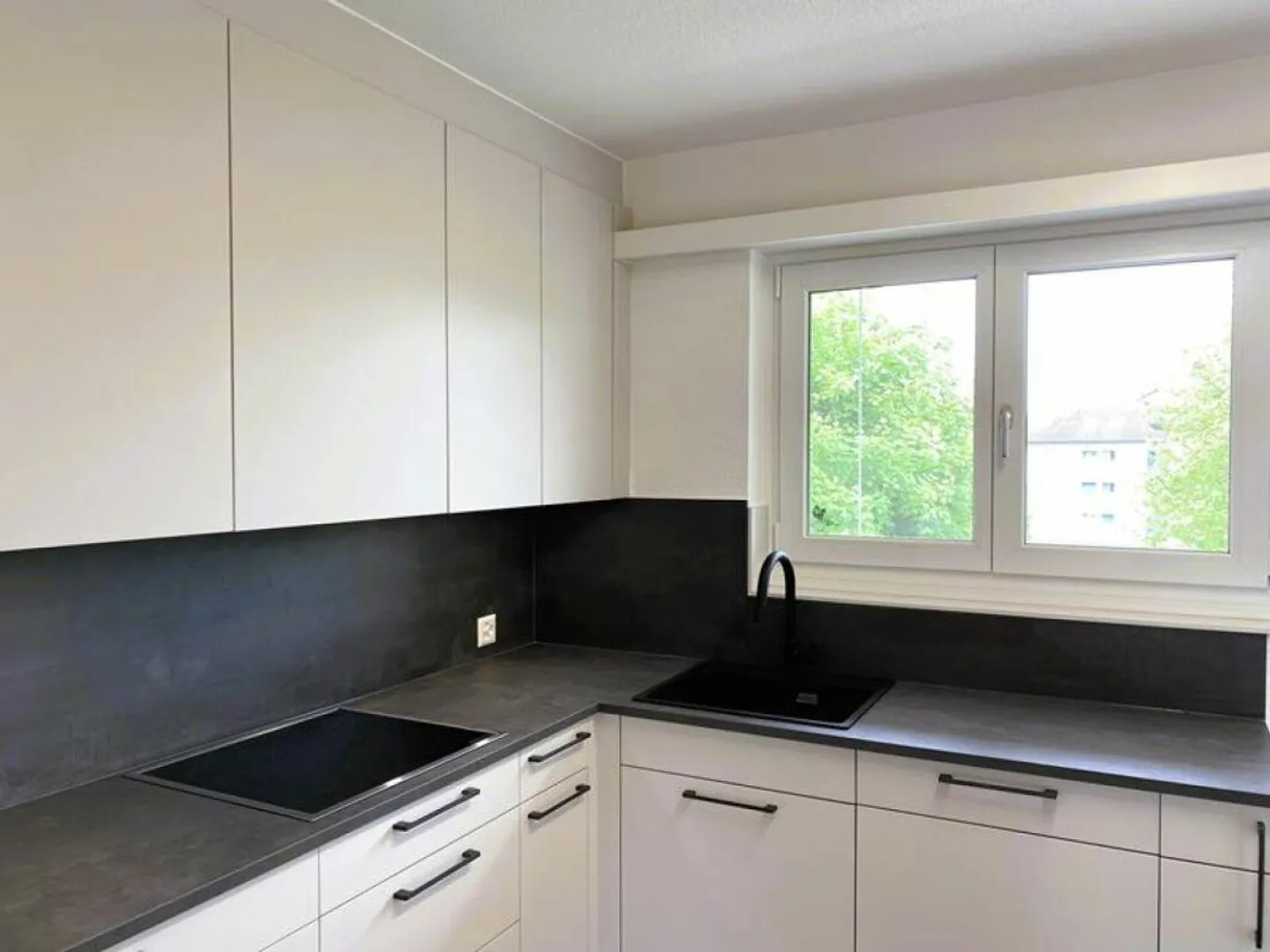 Brilliant 4.5-room shared apartment with new kitchen and 2 balconies - Photo 3 of 18