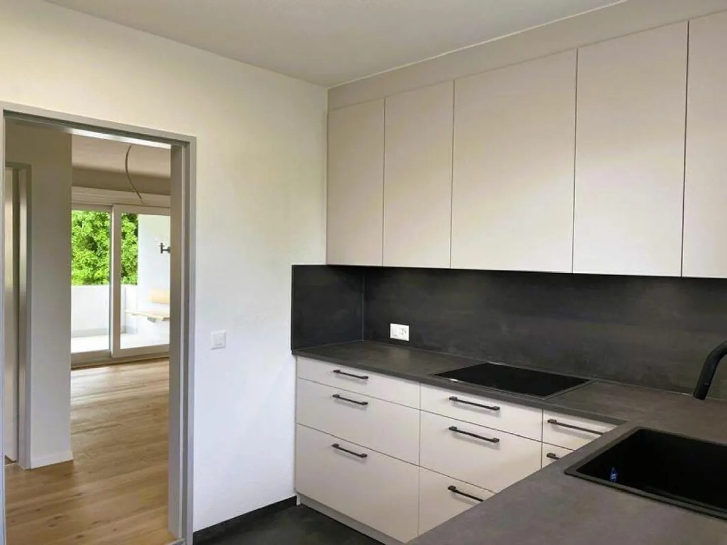 Brilliant 4.5-room shared apartment with new kitchen and 2 balconies - Photo 4 of 18