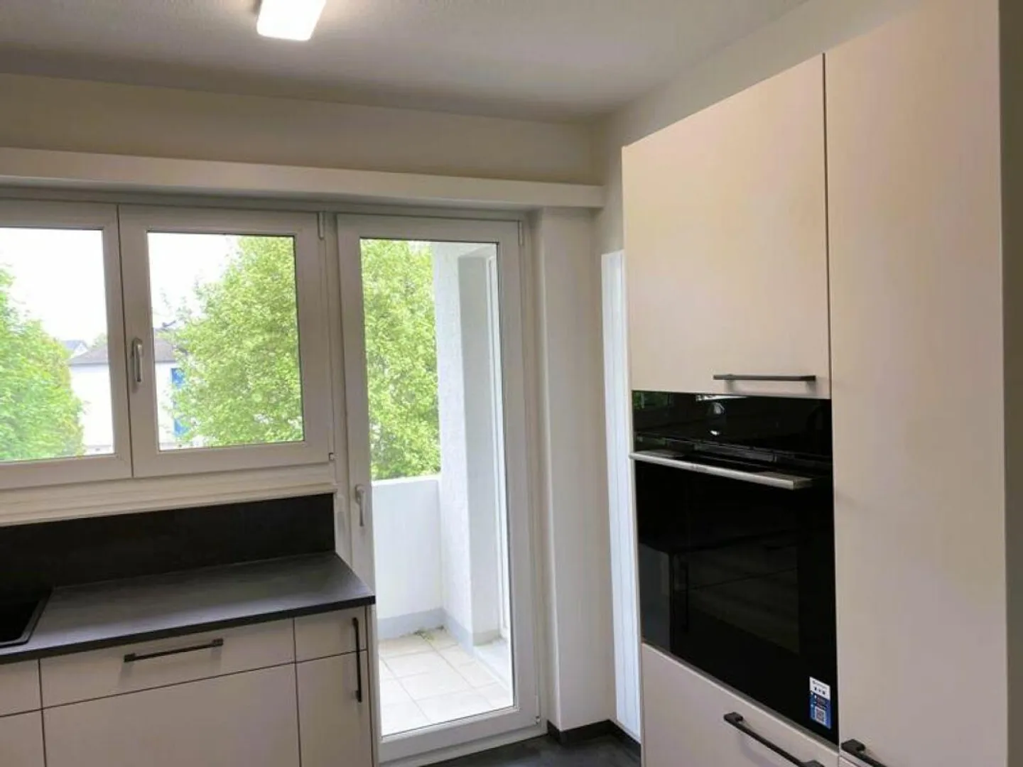 Brilliant 4.5-room shared apartment with new kitchen and 2 balconies - Photo 5 of 18