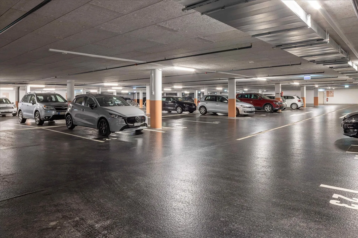 Interne Parkplätze - Foto 2 von 2