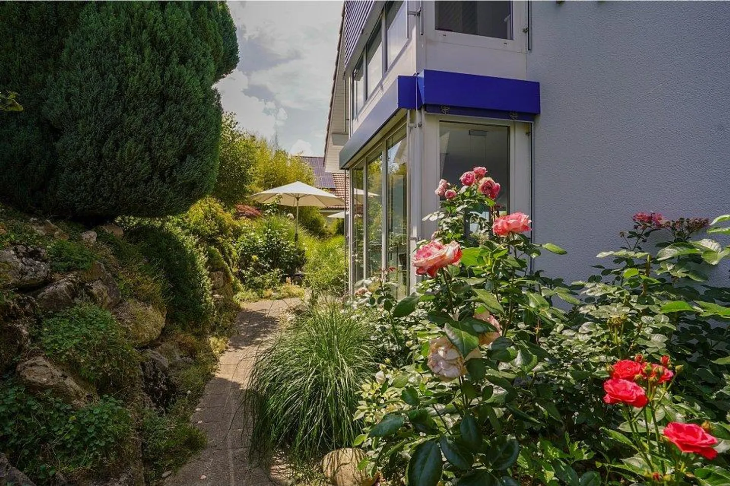 Casa unifamiliare di 5 stanze ben tenuta con bel giardino - Foto 3 di 13
