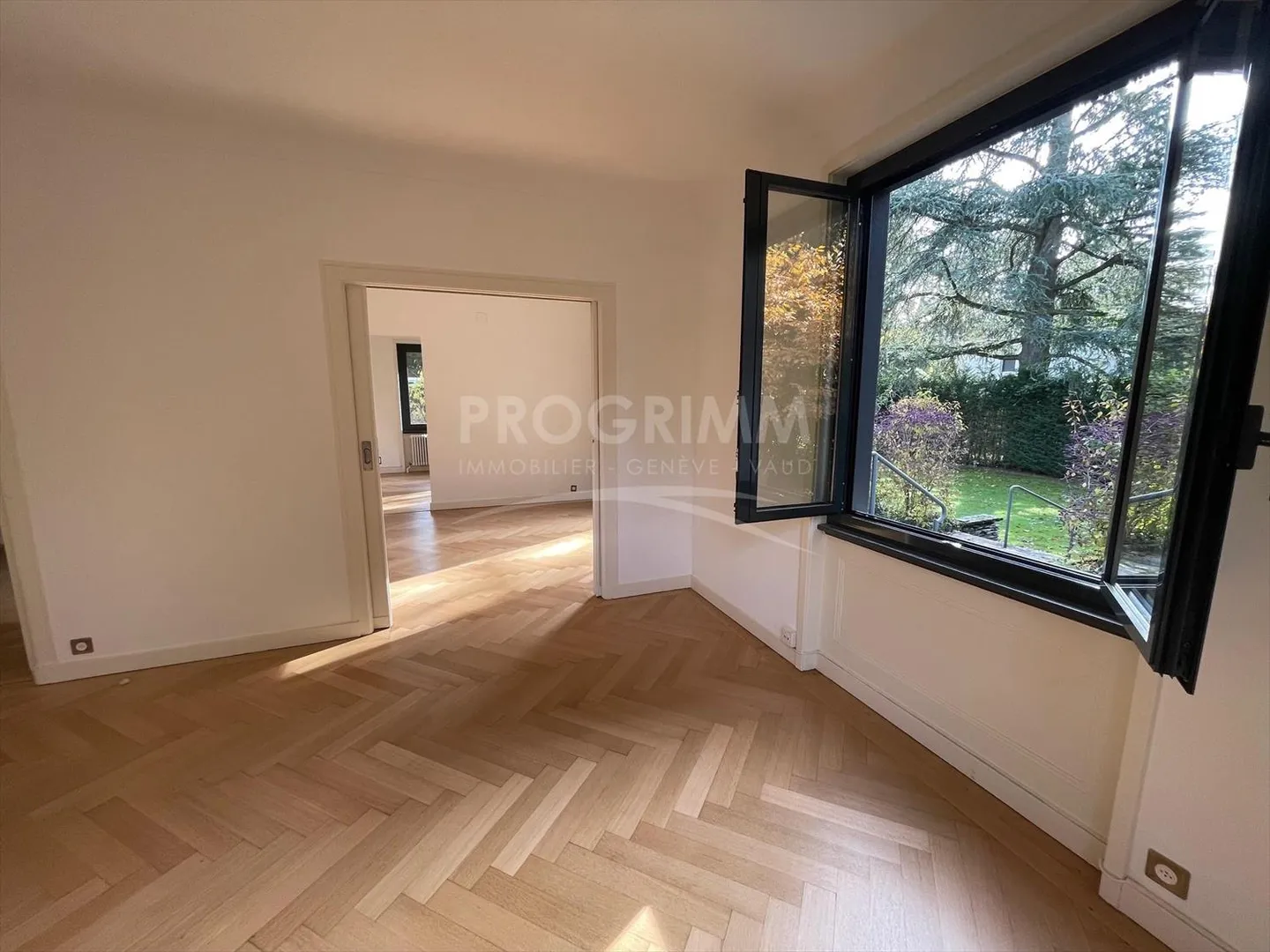 Renovated family house in Chene-Bougeries - 9.5 rooms - Photo 3 of 9