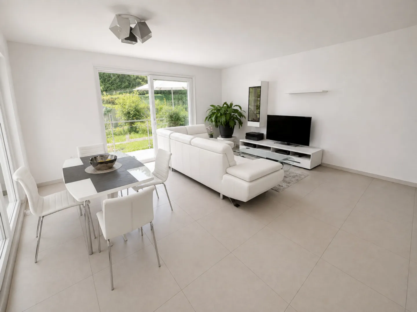 Attractive 4.5-room garden apartment in Manno - spacious living comfort with private garden - Photo 3 of 30
