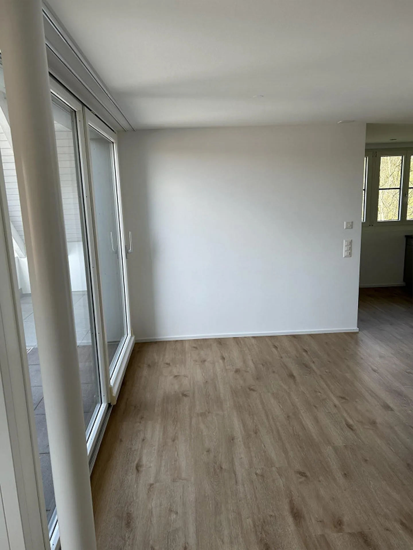 Modern 3.5-room maisonette apartment with two balconies in Aeugstertal - Photo 8 of 12