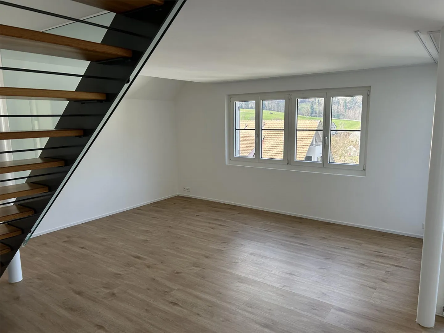 Modern 3.5-room maisonette apartment with two balconies in Aeugstertal - Photo 9 of 12