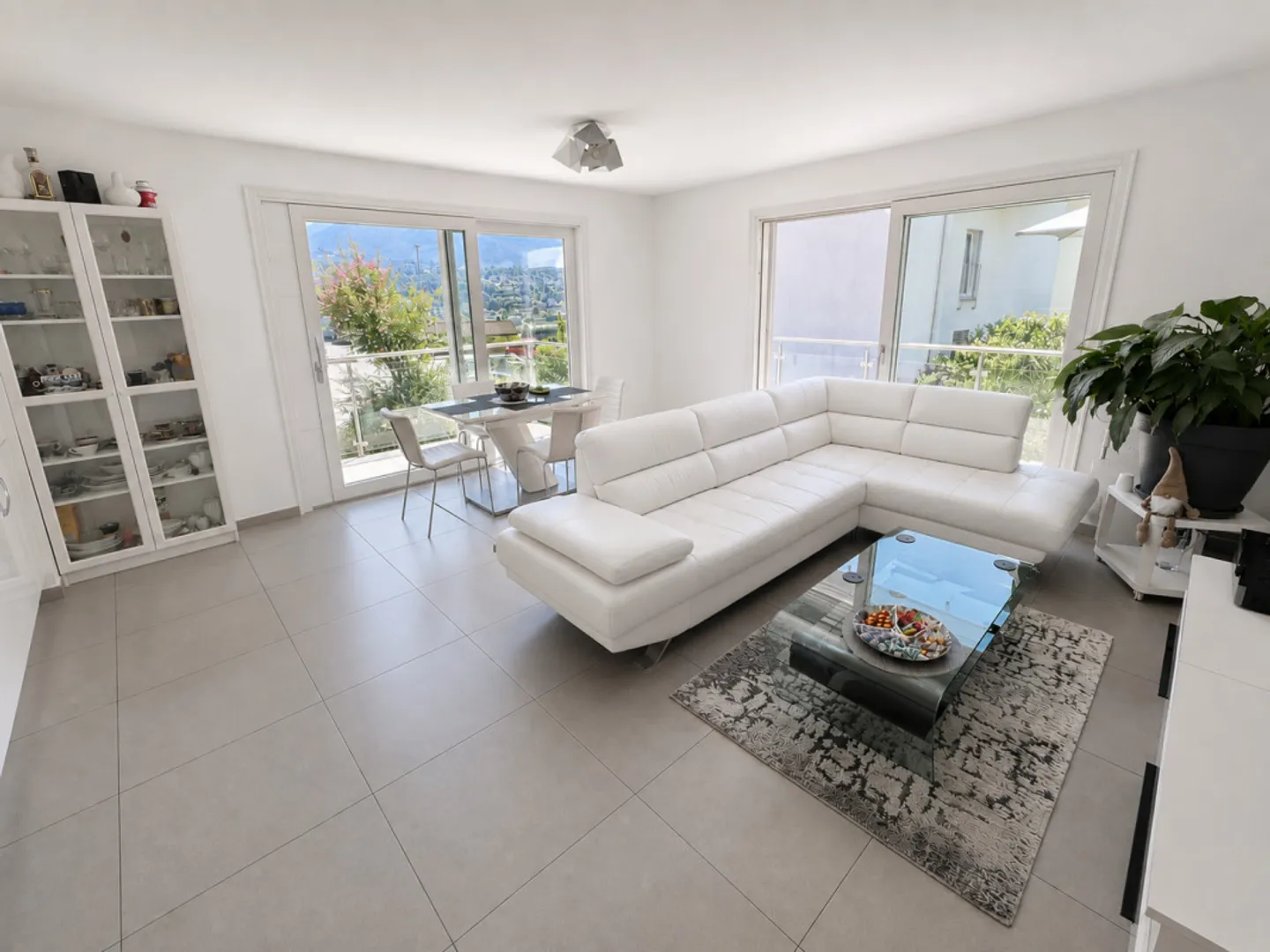 Attractive 4.5-room garden apartment in Manno - spacious living comfort with private garden - Photo 1 of 30