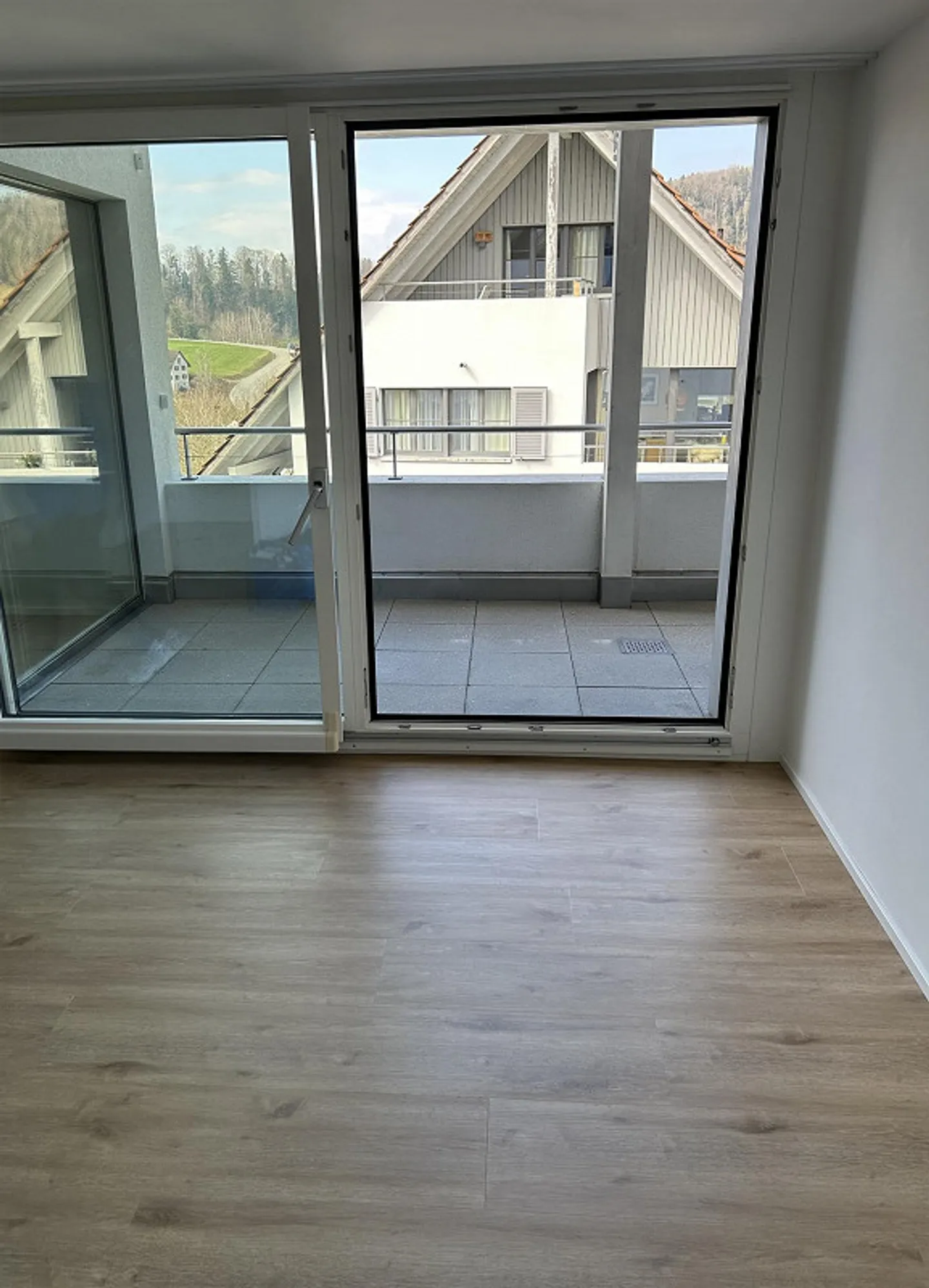 Modern 3.5-room maisonette apartment with two balconies in Aeugstertal - Photo 6 of 12